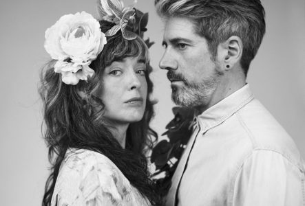 Duo homme et femme en noir et blanc