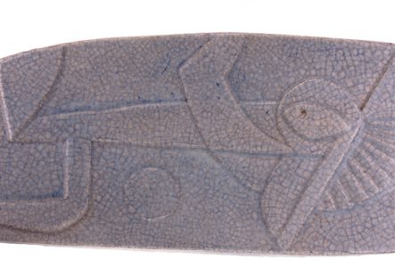 Plaque en grès modelé avec en relief un personnage réalisé à l'aide de forme géométrique