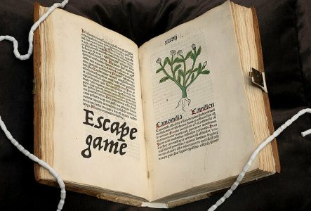 L'Herbarius Patavie de 1485 ouvert avec sur la page de gauche l'inscription " Escape game " ajoutée.