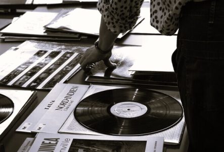 Une main qui prend un disque