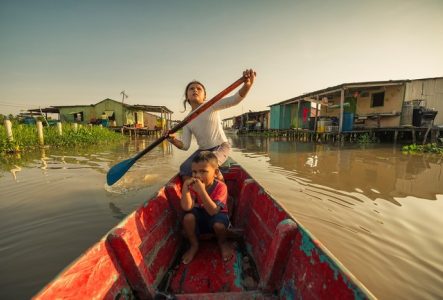 DR Enfants dans une barque