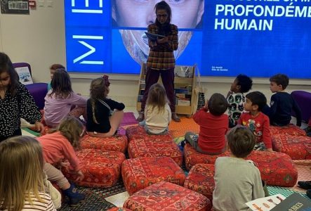 Photos d'enfants qui écoutent une personne raconter une histoire