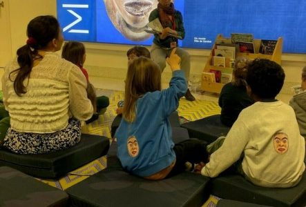Photos d'enfants qui écoutent une personne raconter une histoire