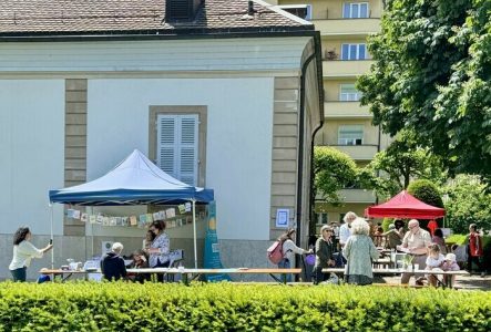DR Personnes de tous âges participant à la Fête de quartier Clos Voltaire