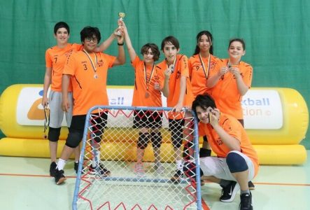 DR Equipe du Tchoukball Club de Lancy autour d'un cadre de Tchoukball, ils ont gagné une coupe et médailles.