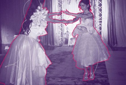 Estefanía Álvarez Ramírez  et Luisa Fernanda Alfonso se tendent les mains