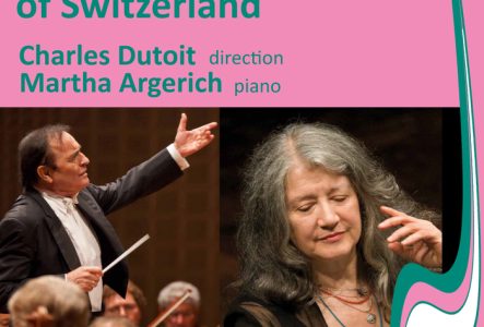 Sur un fond rose, affiche de la soirée avec les noms des artistes