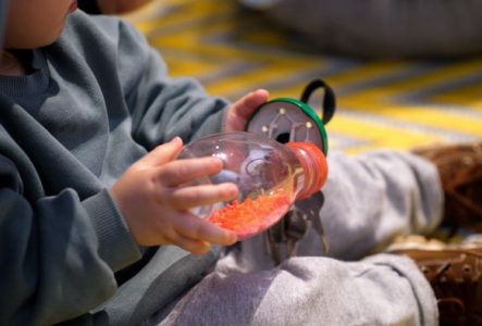 Photos d'un bébé qui manipule des objets lors d'un atelier sensoriel au musée