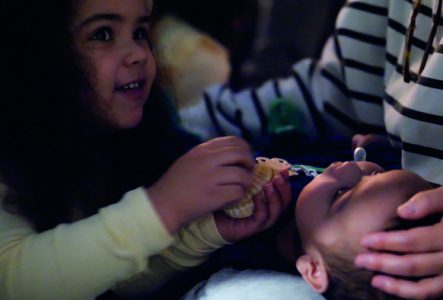 Photos d'un bébé et une jeune enfant qui manipulent des objets lors d'un atelier sensoriel au musée