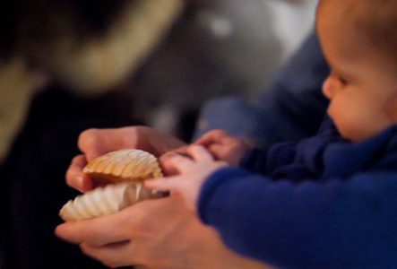 Photos d'un bébé qui manipule des objets lors d'un atelier sensoriel au musée