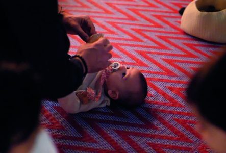 Photos d'un bébé qui manipule des objets lors d'un atelier sensoriel au musée