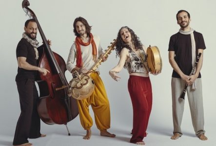@Laura Soriano Les 4 membres du groupe posent avec leurs instruments
