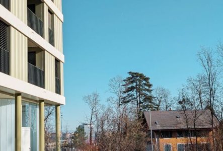 Photographie du quartier de Surville avec la maison culturelle à droite et un immeuble récent à gauche