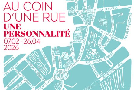 Affiche de l’exposition « Chapitre 1 – Au coin d’une rue : une personnalité », présentée au Musée de Carouge du 7 février au 26 avril 2026. L’affiche montre un plan illustré de Carouge, stylisé en formes géométriques bleu-vert avec les noms des rues écrits à la main. En haut à droite, un médaillon rouge représente un portrait. En bas de l’affiche figurent les logos « Ville de Carouge » et « Musée de Carouge (mc) »