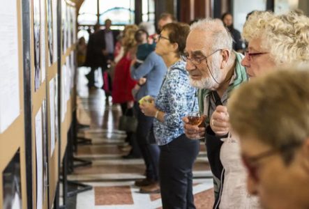 Photo de seniors qui visitent une exposition