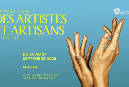 Sur fond bleu, une photo détourée de main dorée illustre le savoir-faire de chacun. Les informations de l'événement se trouvent sur la gauche du visuel