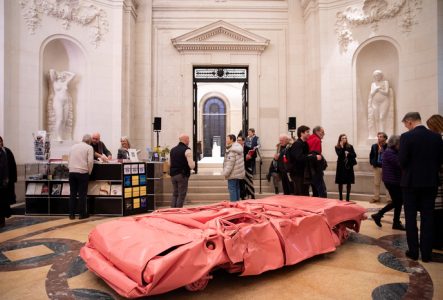 MAH Genève Irina Popa Voiture accidentée rose dans le hall du musée