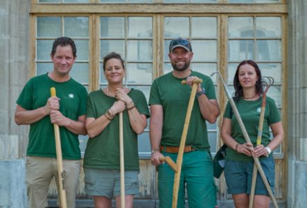 Une équipe de jardinières et jardiners du Service des espaces verts de la Ville de Genève