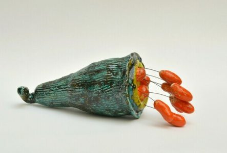 © Margarita Gil Œuvre en céramique d'António Vasconcelos Lapa : il s'agit de la représentation d'une plante ou d'une fleur