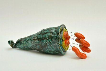 © Margarita Gil Œuvre en céramique d'António Vasconcelos Lapa : il s'agit de la représentation d'une plante ou d'une fleur