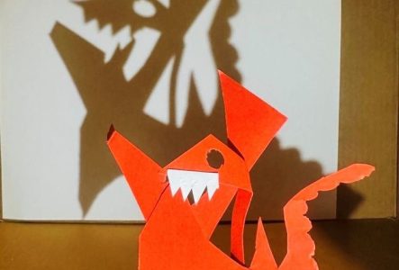 Une forme en papier projette une ombre