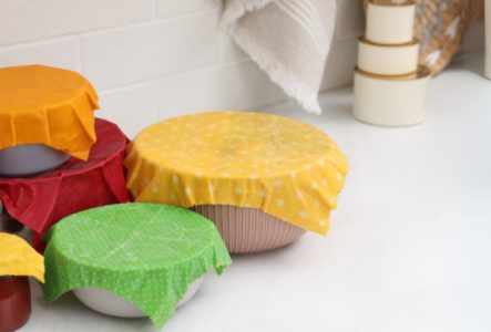 Emballages réutilisables Bee's Wrap sur contenants dans une cuisine