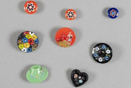 © Boris Dunand, Musée Ariana Une sélection de boutons colorés (rouge, bleu, vert) ou des fleurs.