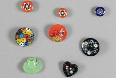 Une sélection de boutons colorés (rouge, bleu, vert) ou des fleurs.