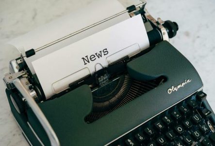 DR Une machine à écrire écrivant le mot News