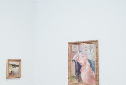 Tableaux dans une salle du musée