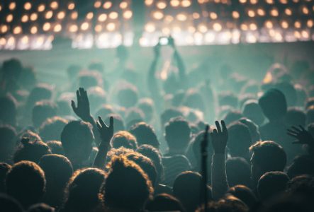 Une foule dans une scène de concert