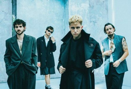 Les 4 membres de Last Train posent devant l'objectif avec le chanteur au milieu