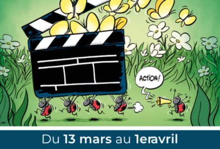 Affiche joyeuse et écolo du 21e Festival du Film Vert 2026 : fond vert, claquette de cinéma noire d'où s'envolent des papillons jaunes, herbe avec fleurs et fourmis rouges cartoon (l'une crie « ACTION ! » avec mégaphone). Ambiance ludique, poétique et mobilisatrice : petites fourmis organisent un grand cinéma pour la planète.