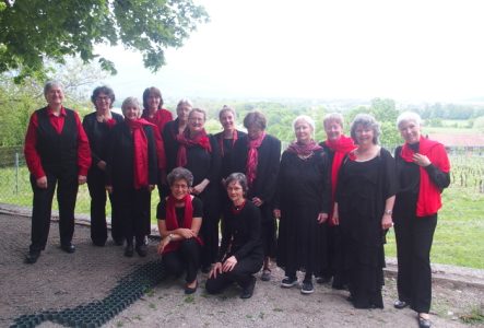 Choeur féminin, toutes les chanteuses sont habillées en noir et rouge.
