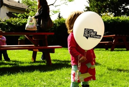 Ioanides Enfant avec ballon