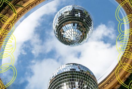 L’affiche de l’édition 2026 du Festival Les Créatives montre en premier plan une boule à facettes et son reflet dans le miroir, dont le fond reflète un ciel bleu avec quelques nuages. Le miroir est posé sur de l’herbe. Le logo des Créatives, ainsi que les dates du Festival se démarquent en jaune pétant sur l’image, qui est également encadrée par une élégante arabesque jaune.