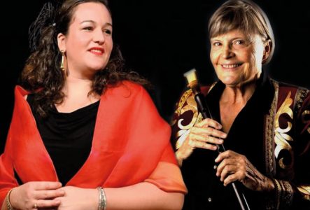 Claire Bochu Deux femmes souriantes dont une tenant un doudouk