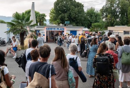 Sur cette image, on voit une file de personnes attendant pour rentrer à Genève Plage.