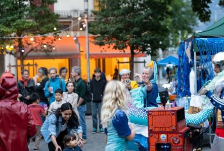 la place des Grottes avec déguisements et jeux pour les enfants et DJ set