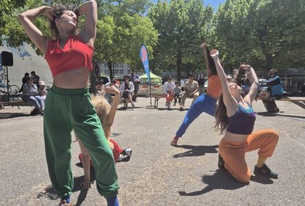 Danseuses sur une place