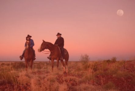 Deux cavaliers sur leurs chevaux dans le bush australien