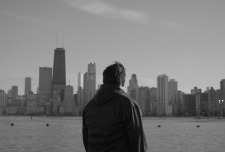 personnage regardant une skyline
