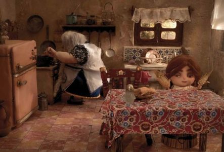 Une image en couleur de film d'animation qui représente une grand-mère en train de cuisiner et sa petite fille, à table.
