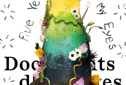 Un gateau fleurit, doté de cinq bougies allumées en premier plan, recouvre partiellement le texte suivant : « Documents d’artistes Genève ». Au dessus, le titre de l’exposition entoure le haut du gateau : « Five Years, Stuck on My Eyes ».