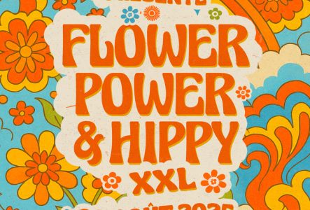 Village du soir Affiche rétro aux couleurs vives orange, jaune et bleu, avec des fleurs et des arabesques psychédéliques rappelant les années 70.
Le texte central indique :
Village du Soir présente
FLOWER POWER & HIPPY XXL
02 août 2025
Carrosserie & Distillerie
www.villagedusoir.com
L’ambiance évoque une fête à thème hippie et Flower Power, joyeuse et estivale.