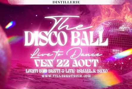 Affiche de soirée disco aux tons rose et violet néon, avec une boule à facettes enflammée à droite projetant des reflets arc-en-ciel.
Le texte central, en typographie rétro et élégante, indique :

The Disco Ball – Live to Dance
Ven 22 Août
Livati B2B Benti & Live Ismael.K Saxo
www.villagedusoir.com

L’ambiance est festive, nocturne et très dancefloor, évoquant une soirée disco énergique et glamour.