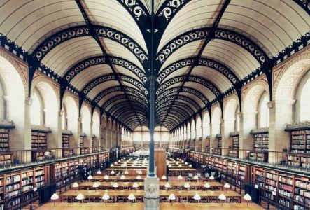 Vue de la salle de lecture de la Bibliothèque Sainte-Geneviève à Paris