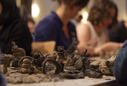 Frise en terre crue réalisée durant la Nuit des musées 2025