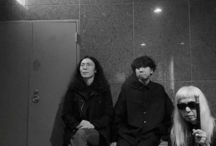 Photo en noir et blanc des 3 membres du groupe.