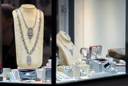 Une vitrine avec des bijoux.